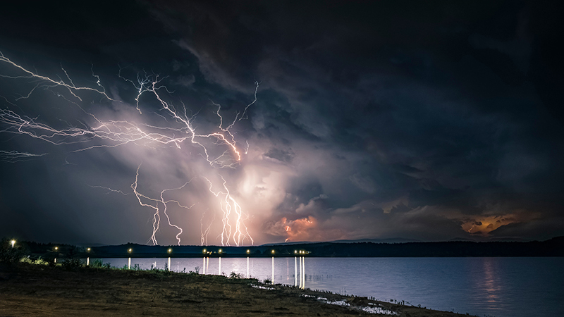 LINK_Lightning.jpg 雷雨