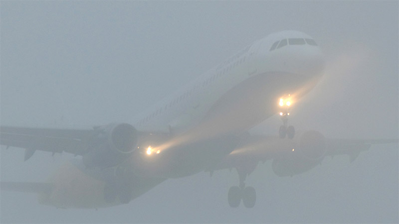 飞机在雾中