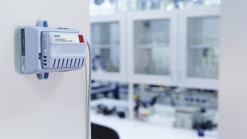 在实验室的壁上：温度和湿度数据记录器DL2000  - 卓越的精度和稳定的测量数据记录仪，以进行温度和湿度。
