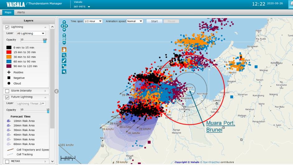 Vaisala的雷暴经理软件应用程序可视化2020年8月在文莱穆拉港附近的一组雷暴，显示闪电活动，接近警报和闪电预测信息。