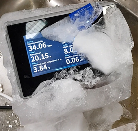 Indigo520发射器在冰块内运行。