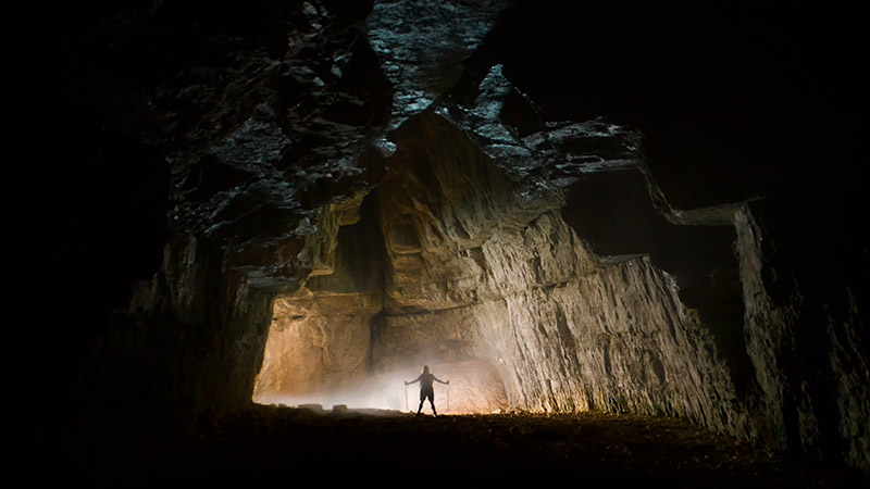 人类在法国的洞穴入口处