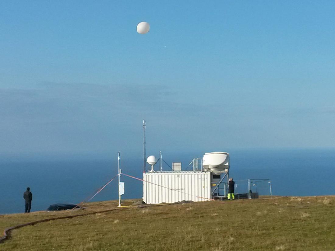 Vaisala探测系统将无线电探测到天空与海洋在背景中