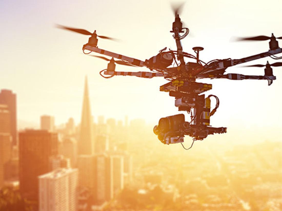 无人机飞越大城市城市的摩天大楼